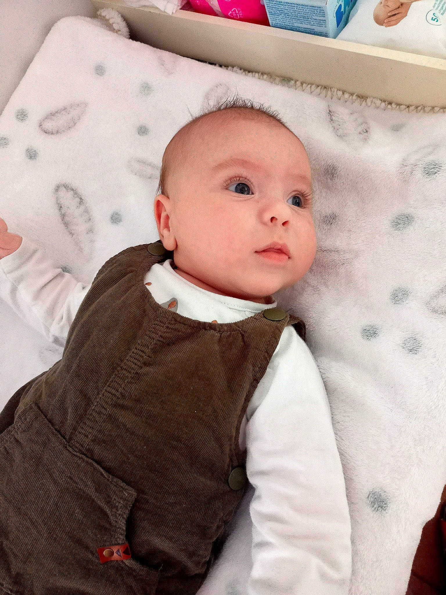 Eliott a rejoint le concours — aidez-le/la à gagner de superbes lots ! baby, baby_toddler_clothing, cheek, child, collar, comfort, dress_shirt, eyelash, linens, lip, nose, pattern, person, pink, sitting, skin, sleeve, textile, toddler, vest