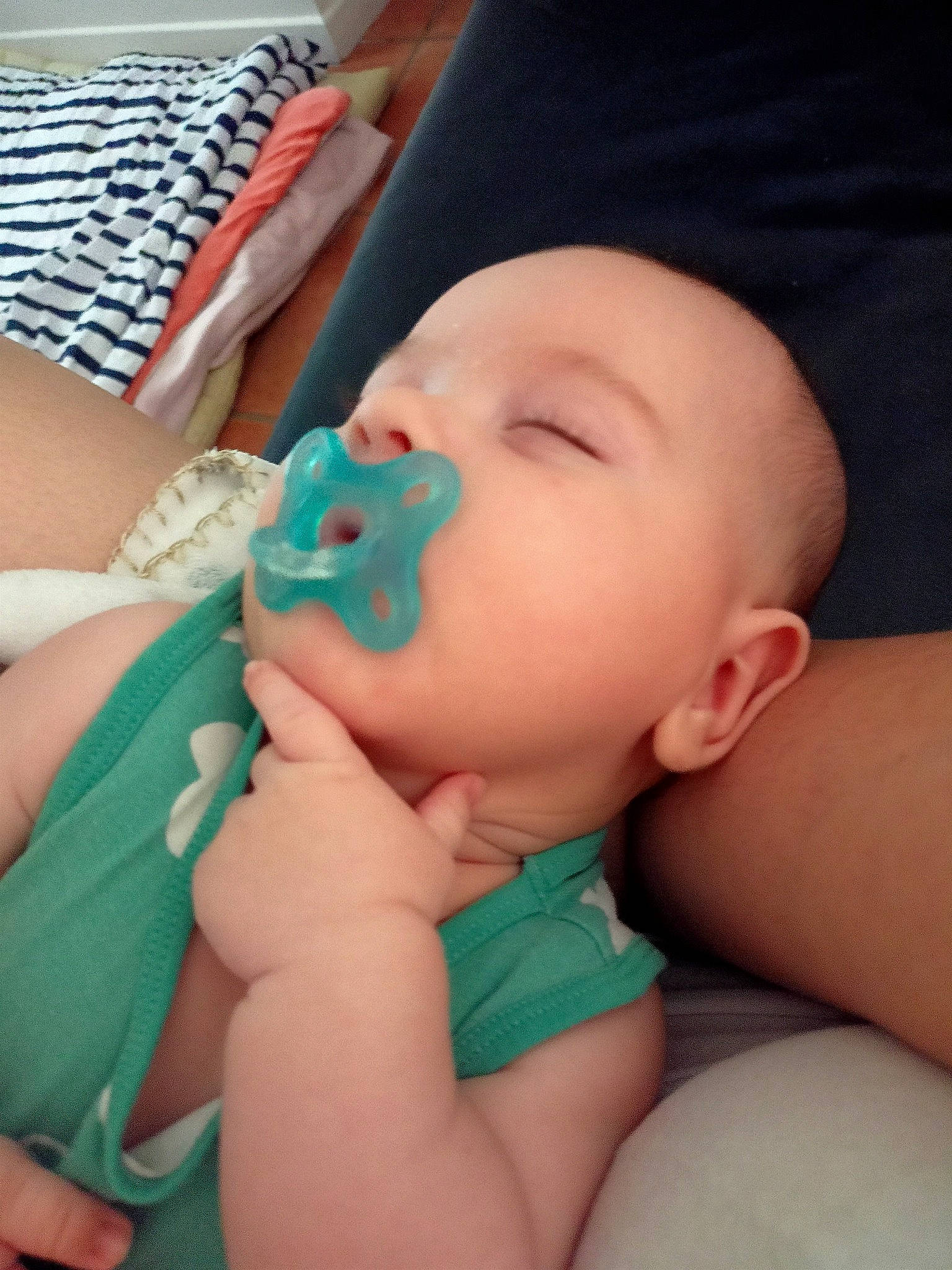 Eliott participe au concours pour gagner de l'argent avec cette photo : baby, baby_toddler_clothing, black_hair, cheek, comfort, eye, eyebrow, eyelash, finger, hat, head, human_body, joint, mouth, nail, neck, nose, person, skin, thumb