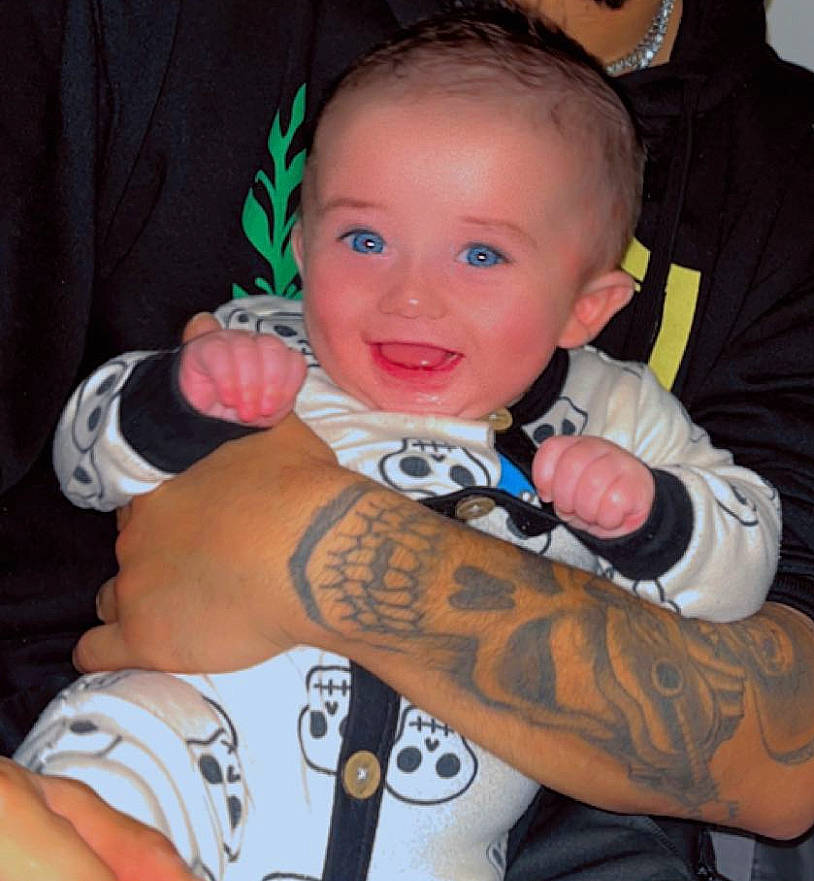 Mattaeo is registered to the contest to win money with this photo: abdomen, chest, cool, elbow, finger, hand, human_body, joint, joy, neck, person, skin, sleeve, smile, t_shirt, tattoo, temporary_tattoo, thigh, thumb, toddler