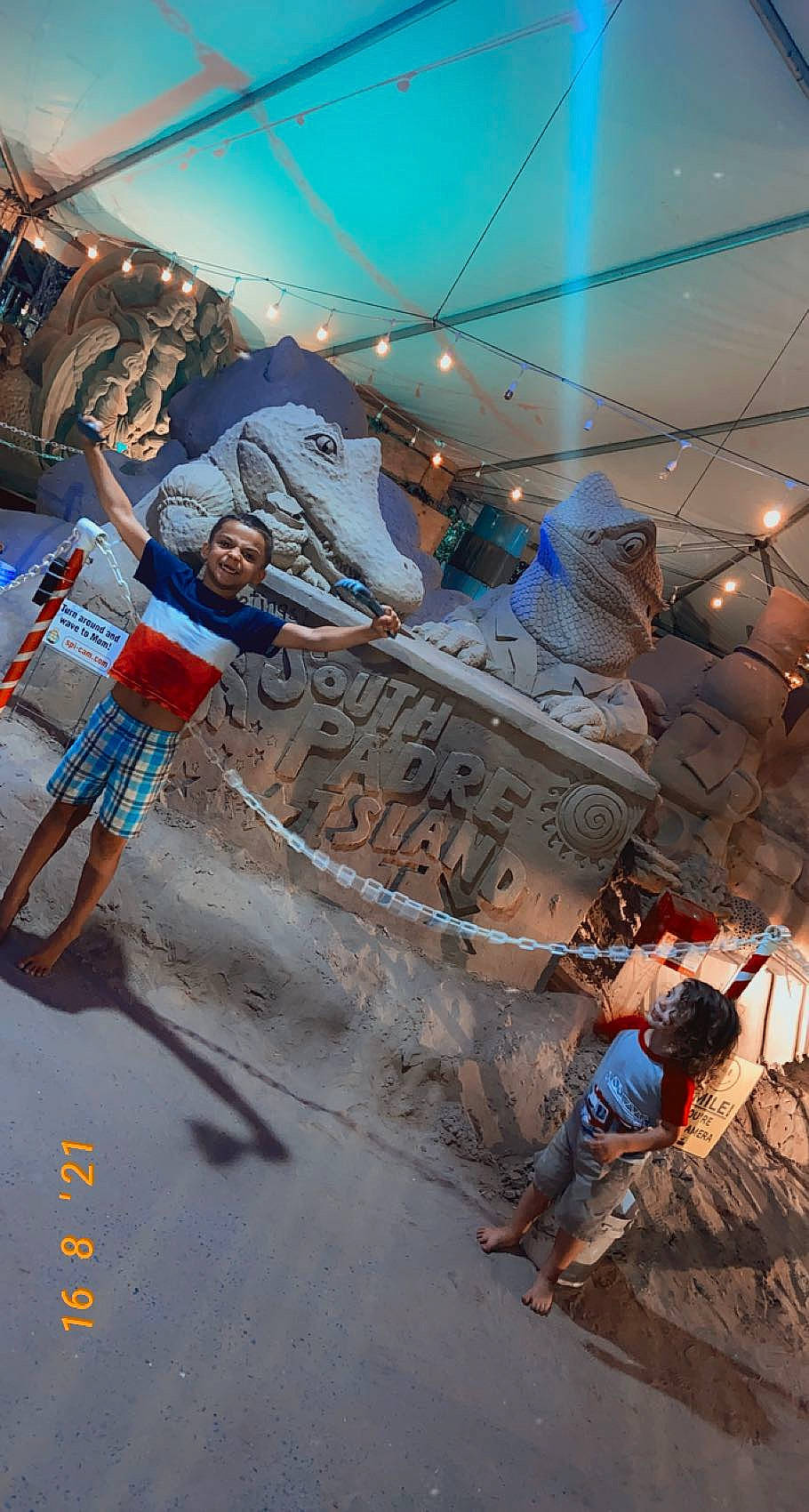 Quentin is registered to the contest to win money with this photo: bicycle, bicycle_tire, bicycle_wheel, concrete, cycle_sport, extreme_sport, fun, joy, leisure, person, recreation, rolling, soil, spoke, sports, street_stunts, stunt, stunt_performer, tire, vehicle