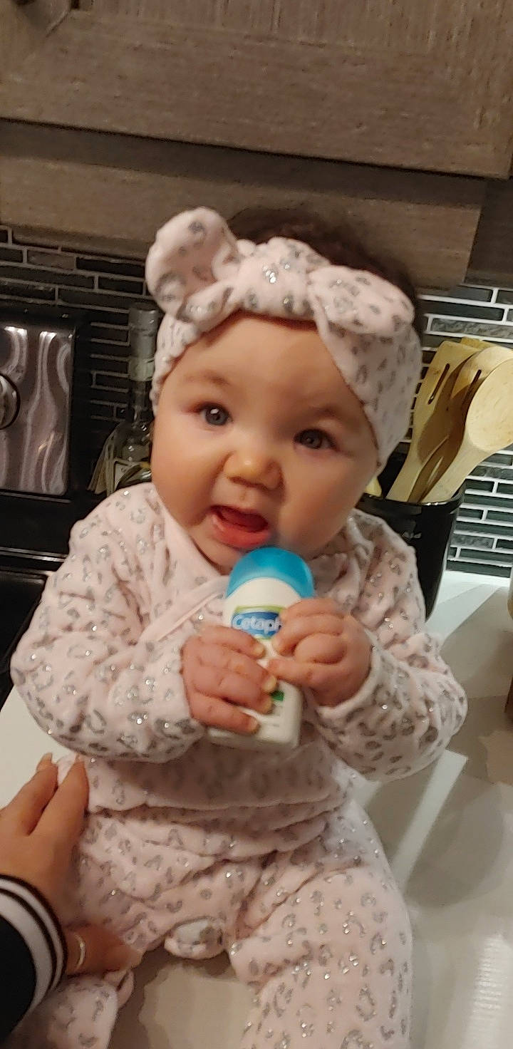 Lizzy participe au concours pour gagner de l'argent avec cette photo : baby, baby_toddler_clothing, cap, cheek, child, comfort, computer_keyboard, ear, eyelash, finger, happy, headwear, iris, lip, mouth, nose, person, pink, product, skin