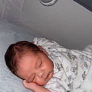 Livio a rejoint le concours — aidez-le/la à gagner de superbes lots ! baby, sleeping, crib, blanket, onesie, infant, rest, mesh, soft, cozy, face, hand, peaceful, child, bedtime, cute, indoor, newborn, portrait, calm