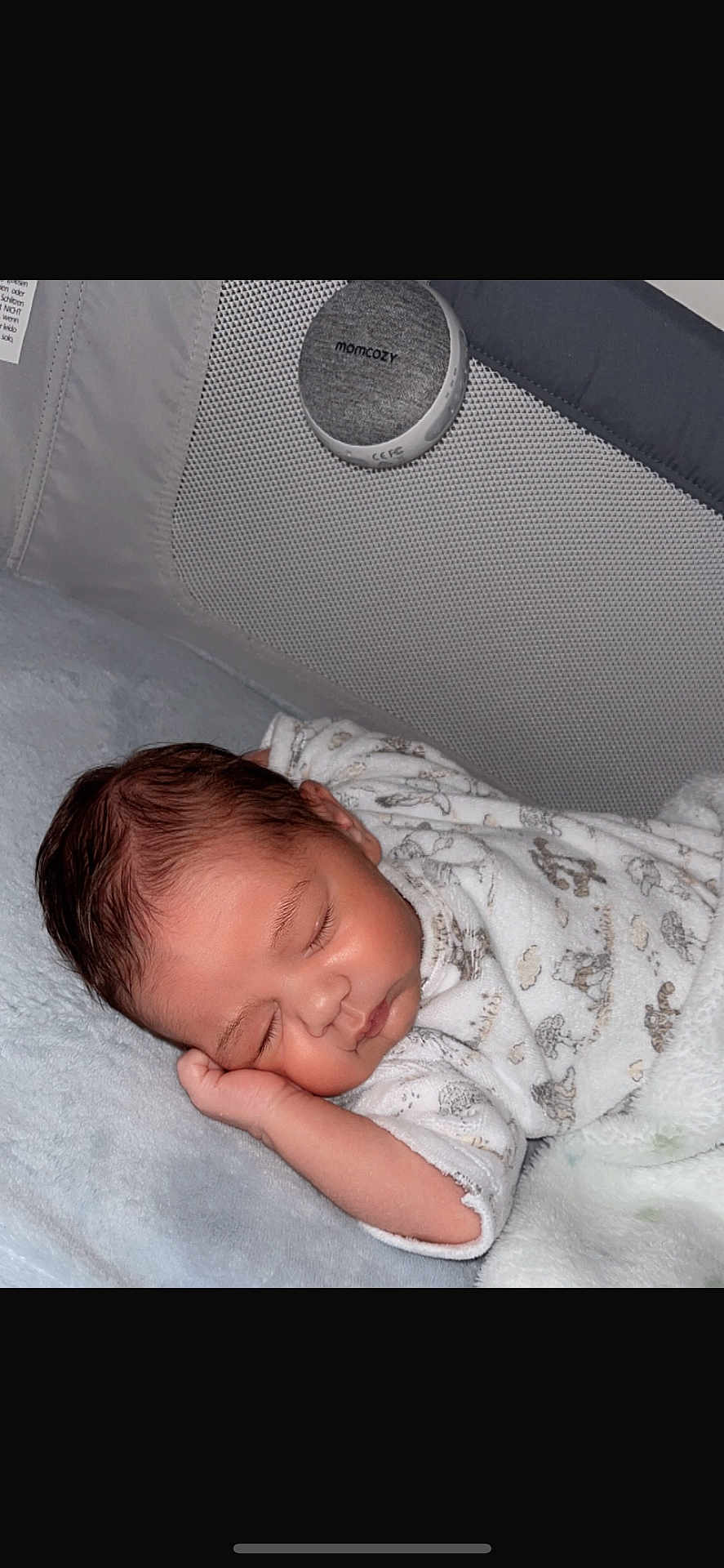 Livio a rejoint le concours — aidez-le/la à gagner de superbes lots ! baby, sleeping, crib, blanket, onesie, infant, rest, mesh, soft, cozy, face, hand, peaceful, child, bedtime, cute, indoor, newborn, portrait, calm