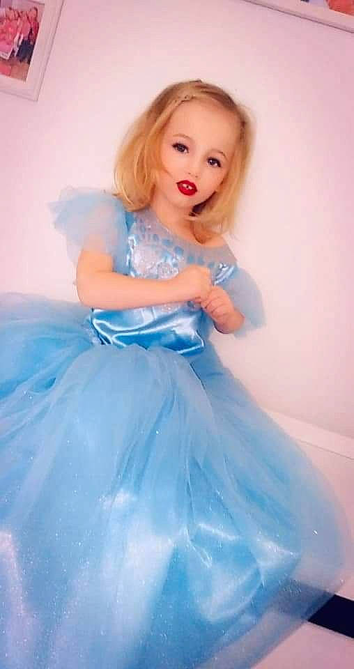 Chloë participe au concours pour gagner de l'argent avec cette photo : ballet_tutu, blond, blue, bridal_party_dress, child, clothing, cocktail_dress, costume, dress, formal_wear, gown, person, photo_shoot, photography, pink, toddler, white