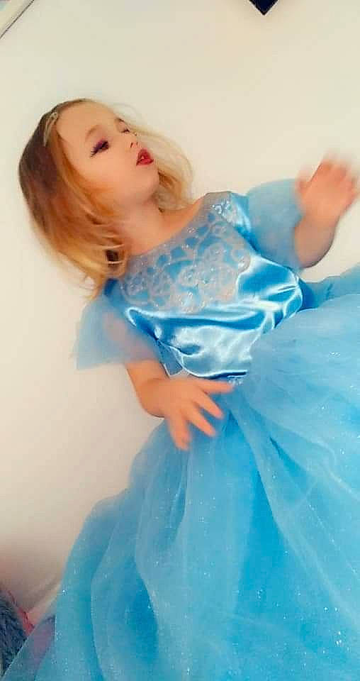 Chloë participe au concours pour gagner de l'argent avec cette photo : aqua, azure, blue, child, clothing, costume, dress, long_hair, person, turquoise