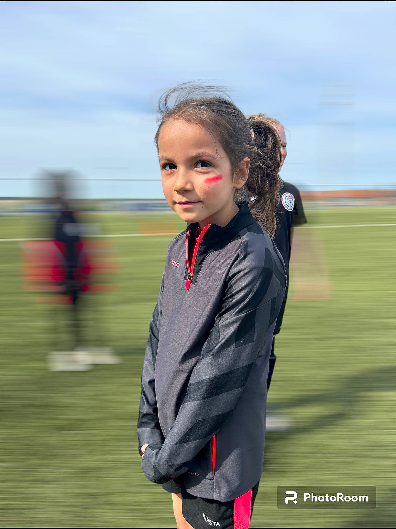 Nélya a rejoint le concours — aidez-le/la à gagner de superbes lots ! blond, competition_event, electric_blue, fashion_design, formal_wear, fun, grass, grassland, jacket, jewellery, landscape, person, player, recreation, sky, sports, sportswear, team, team_sport, tournament