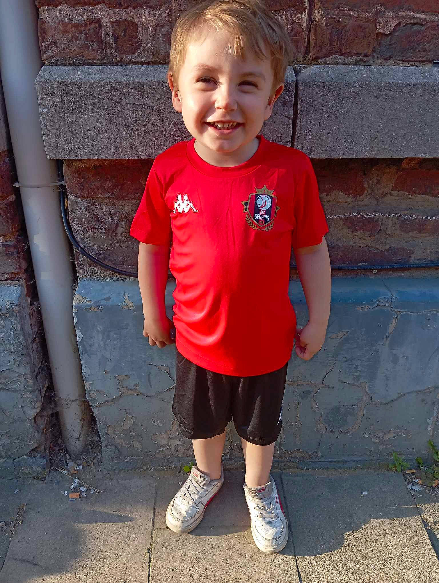 Ninho participe au concours pour gagner de l'argent avec cette photo : baby_toddler_clothing, chin, eye, face, footwear, hair, hairstyle, happy, head, human_body, joint, joy, leg, mouth, neck, person, shorts, shoulder, sleeve, smile