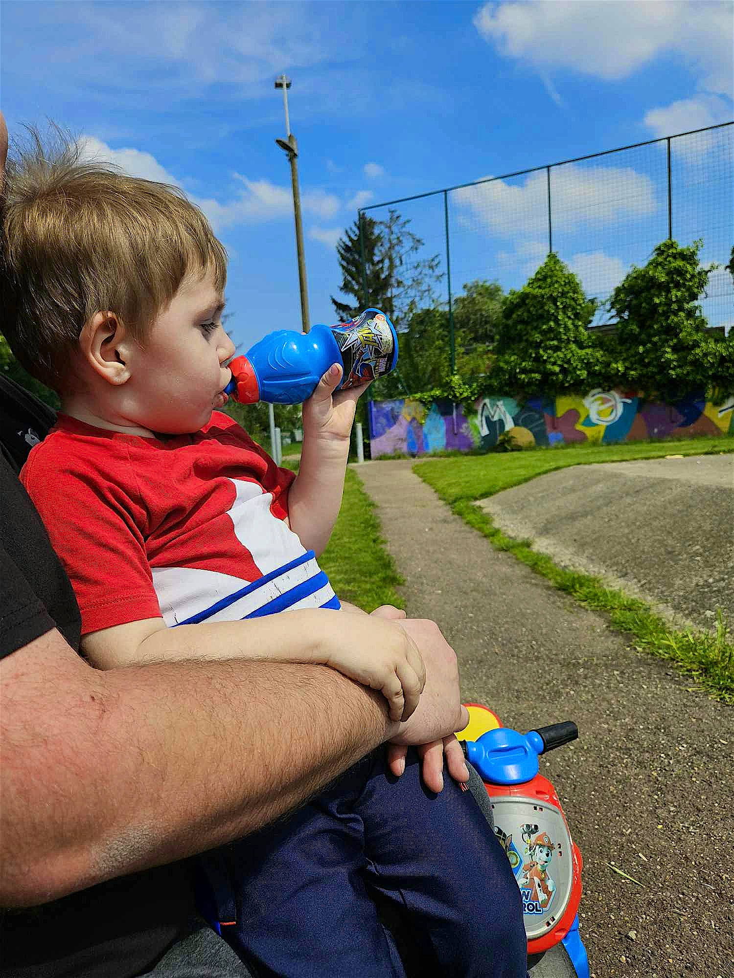Ninho a rejoint le concours — aidez-le/la à gagner de superbes lots ! asphalt, child, city, cloud, electric_blue, fun, grass, jeans, leisure, person, plant, pole, recreation, sitting, sky, summer, t_shirt, toddler, toy, travel
