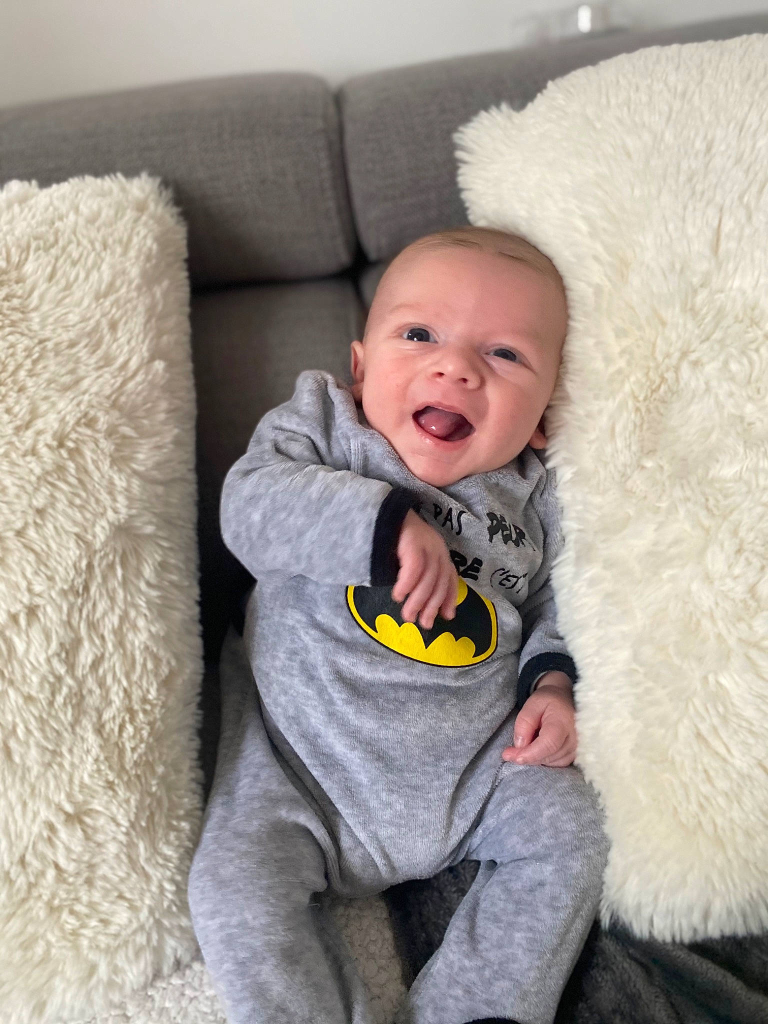 Sohan a rejoint le concours — aidez-le/la à gagner de superbes lots ! baby, baby_toddler_clothing, cheek, child, comfort, couch, eye, face, grey, hairstyle, happy, head, iris, nose, person, product, skin, sleeve, smile, textile