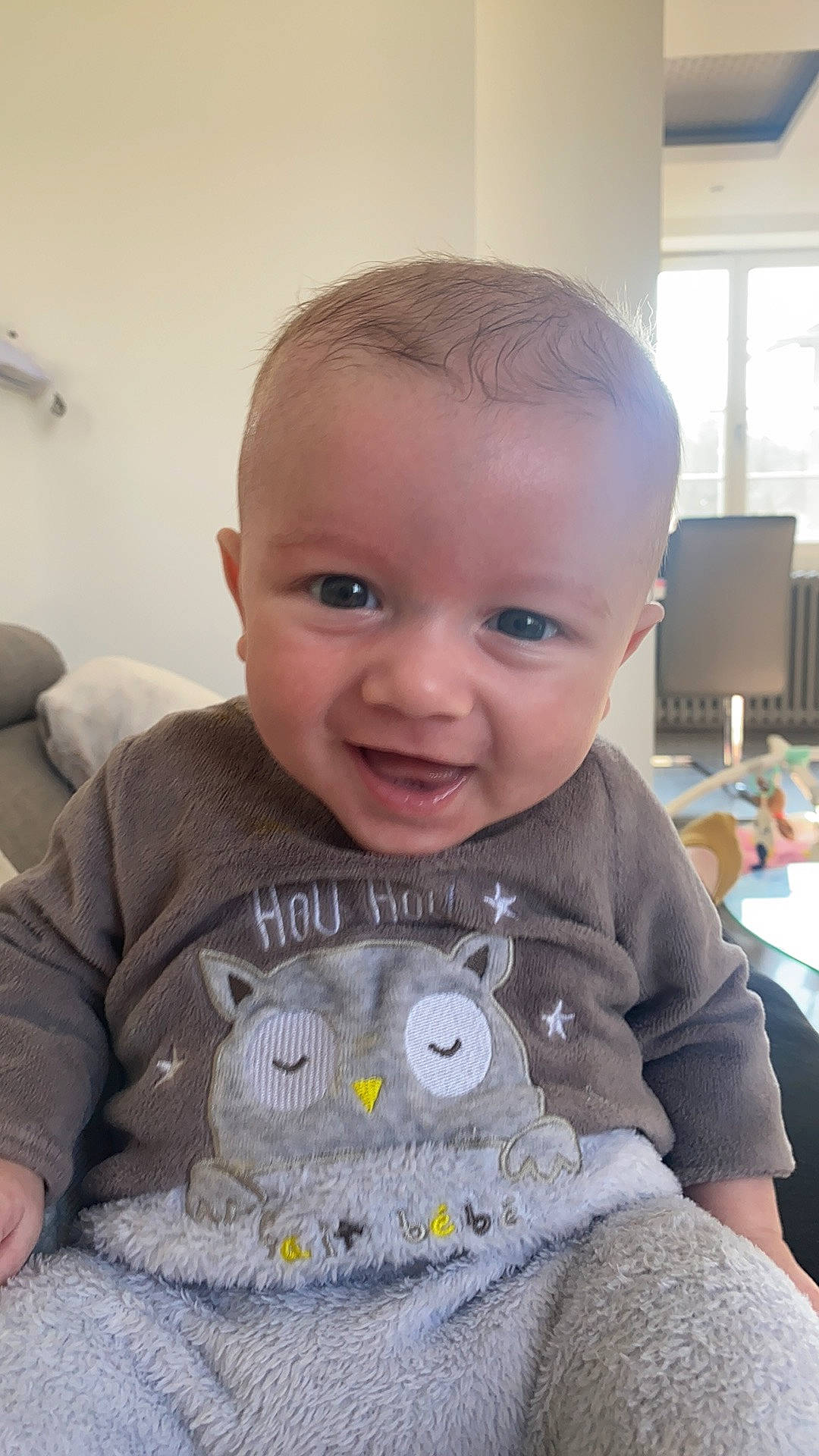 Sohan a rejoint le concours — aidez-le/la à gagner de superbes lots ! baby, baby_toddler_clothing, chair, cheek, child, face, flooring, happy, head, iris, mouth, nose, organ, person, skin, sleeve, smile, t_shirt, toddler, window