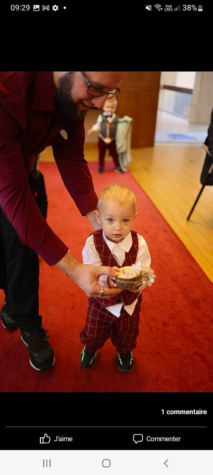 Ezekyel participe au concours pour gagner de l'argent avec cette photo : baby, carpet, chair, child, event, flooring, fun, gesture, happy, hardwood, headwear, lap, person, sitting, toddler, wood