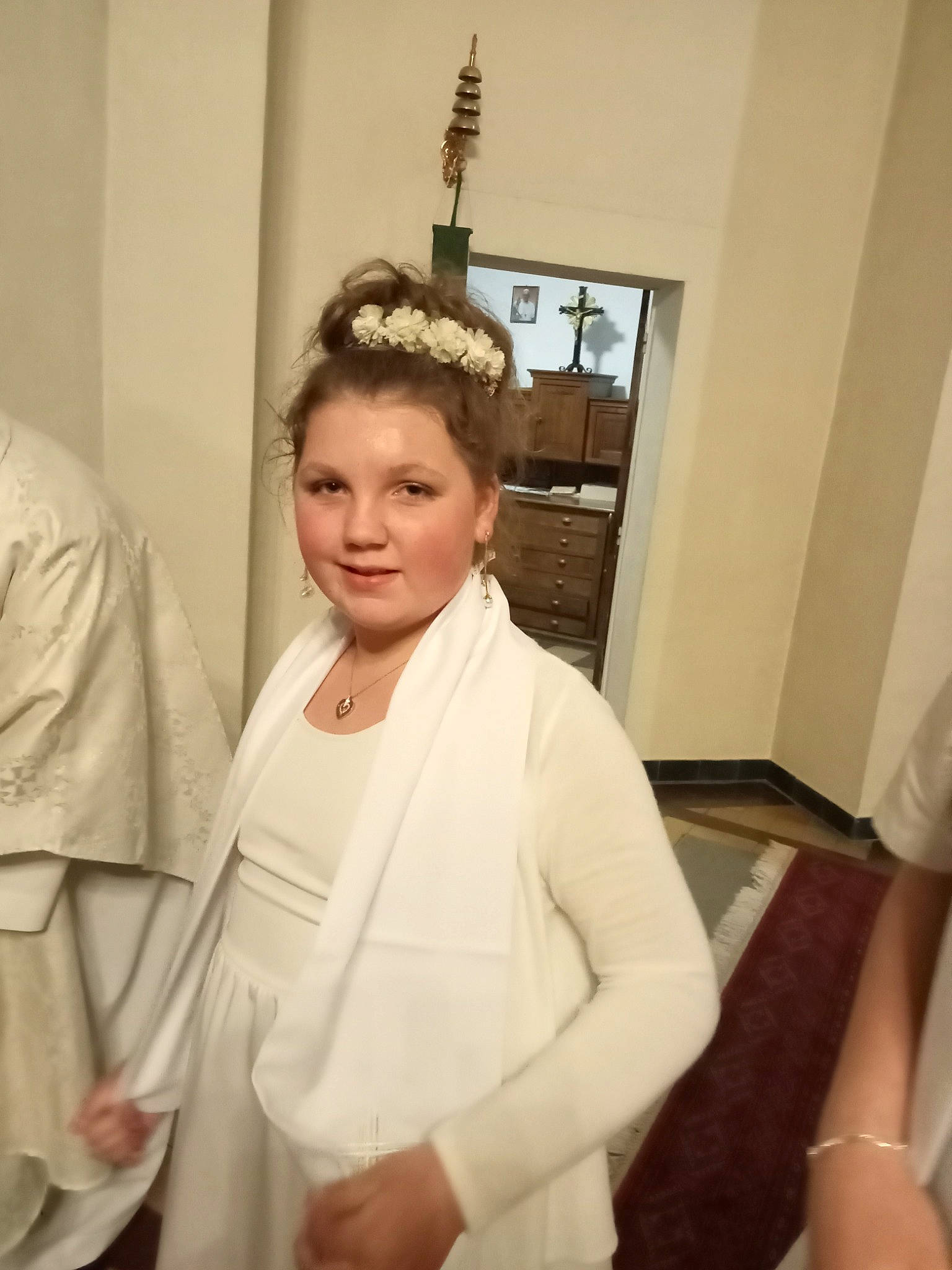 Kellya a rejoint le concours — aidez-le/la à gagner de superbes lots ! bridal_accessory, bun, ceremony, chair, earrings, event, fashion_accessory, fashion_design, formal_wear, gown, headpiece, jewellery, makeover, necklace, person, room, silk, sleeve, tradition, veil