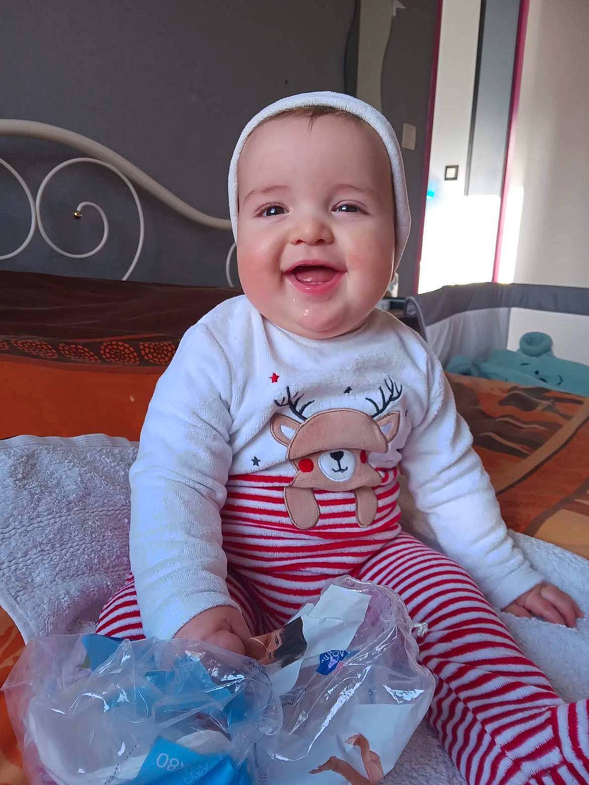 Elyo participe au concours pour gagner de l'argent avec cette photo : baby, baby_toddler_clothing, cheek, child, electric_blue, event, fun, hairstyle, happy, laugh, pattern, person, plastic, plastic_bag, play, sitting, skin, sleeve, smile, t_shirt