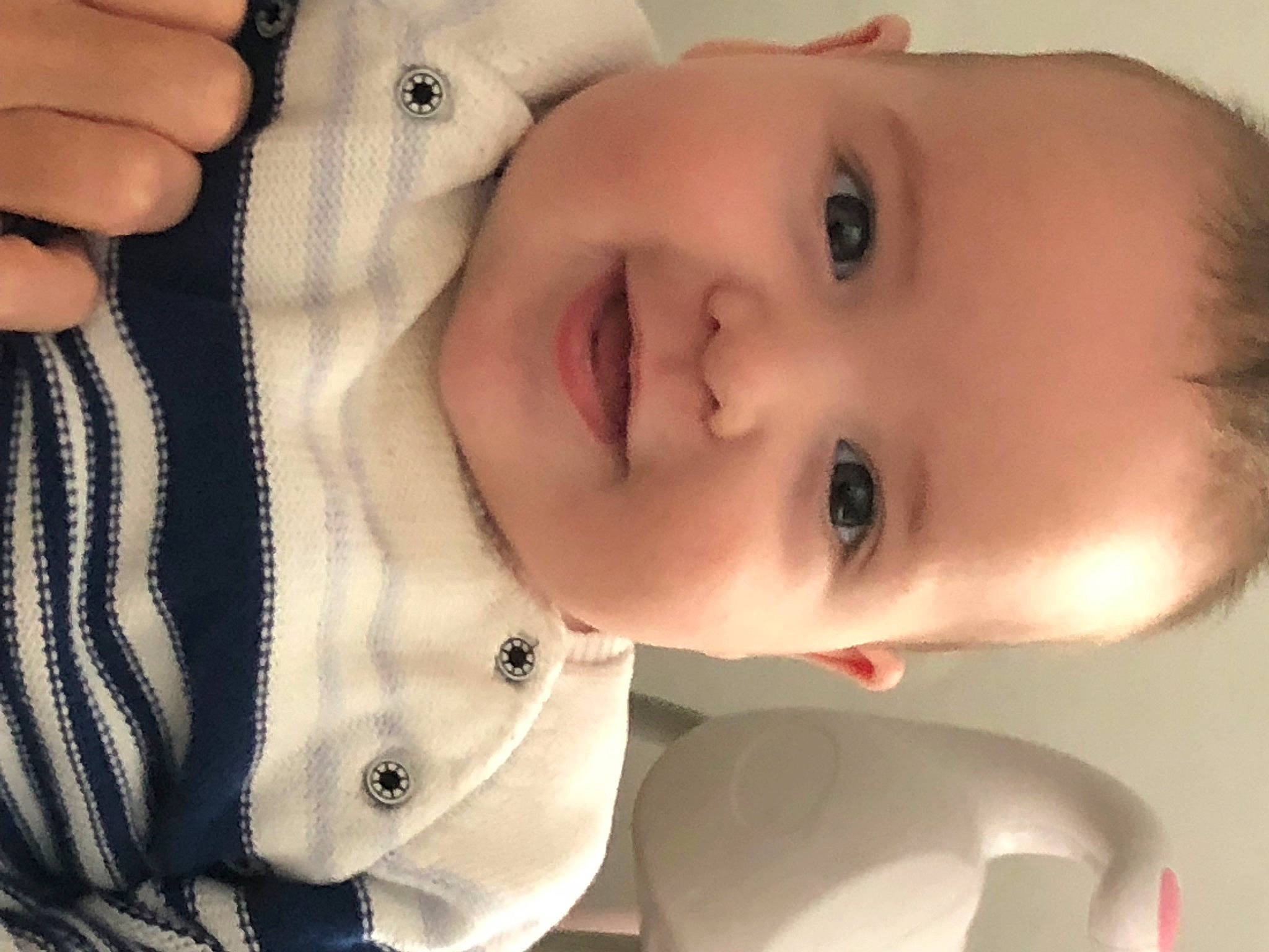 Elyo a rejoint le concours — aidez-le/la à gagner de superbes lots ! baby, baby_toddler_clothing, cheek, chin, ear, eyelash, finger, gesture, hand, happy, iris, joy, lip, mouth, neck, nose, person, skin, sleeve, smile