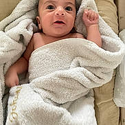 Avi a rejoint le concours — aidez-le/la à gagner de superbes lots ! baby, towel, wrapped, infant, cute, face, eyes, skin, hand, blanket, soft, expression, newborn, child, indoors, portrait, comfort, cozy, happy, lying_down
