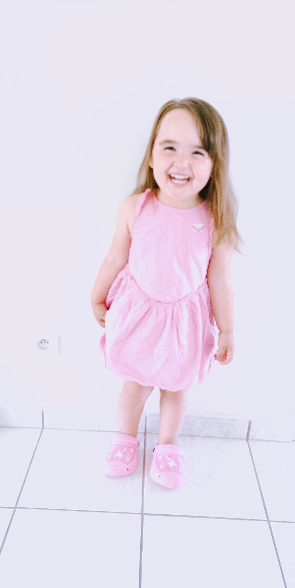 Keylia participe au concours pour gagner de l'argent avec cette photo : baby_toddler_clothing, day_dress, dress, flooring, footwear, gesture, happy, human_body, human_leg, joy, knee, leg, magenta, one_piece_garment, person, pink, plant, skin, sleeve, smile