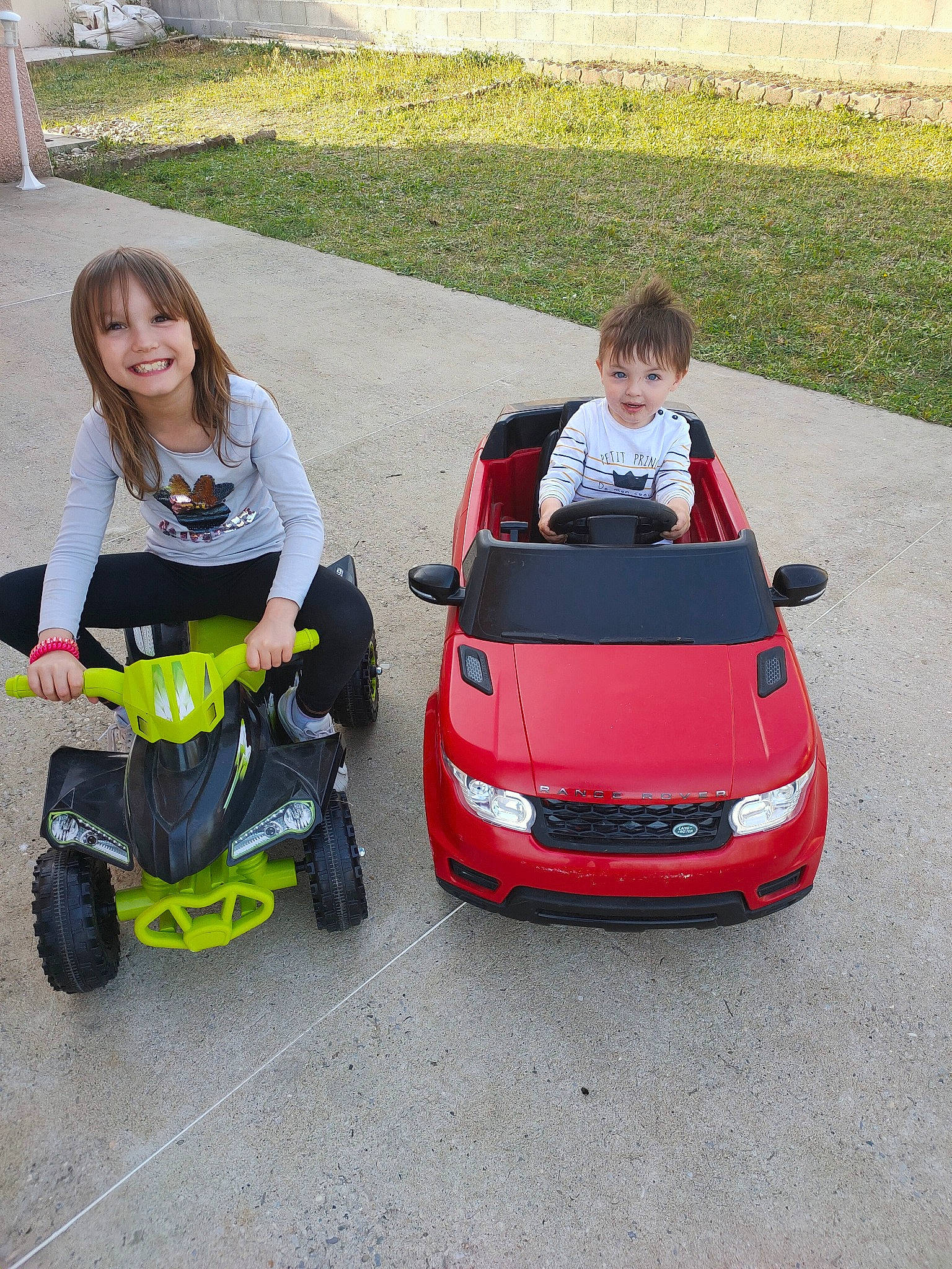 Enzo a rejoint le concours — aidez-le/la à gagner de superbes lots ! automotive_exterior, bumper, car, child, compact_car, family_car, grass, joy, land_vehicle, lawn, motor_vehicle, person, play, toddler, vehicle