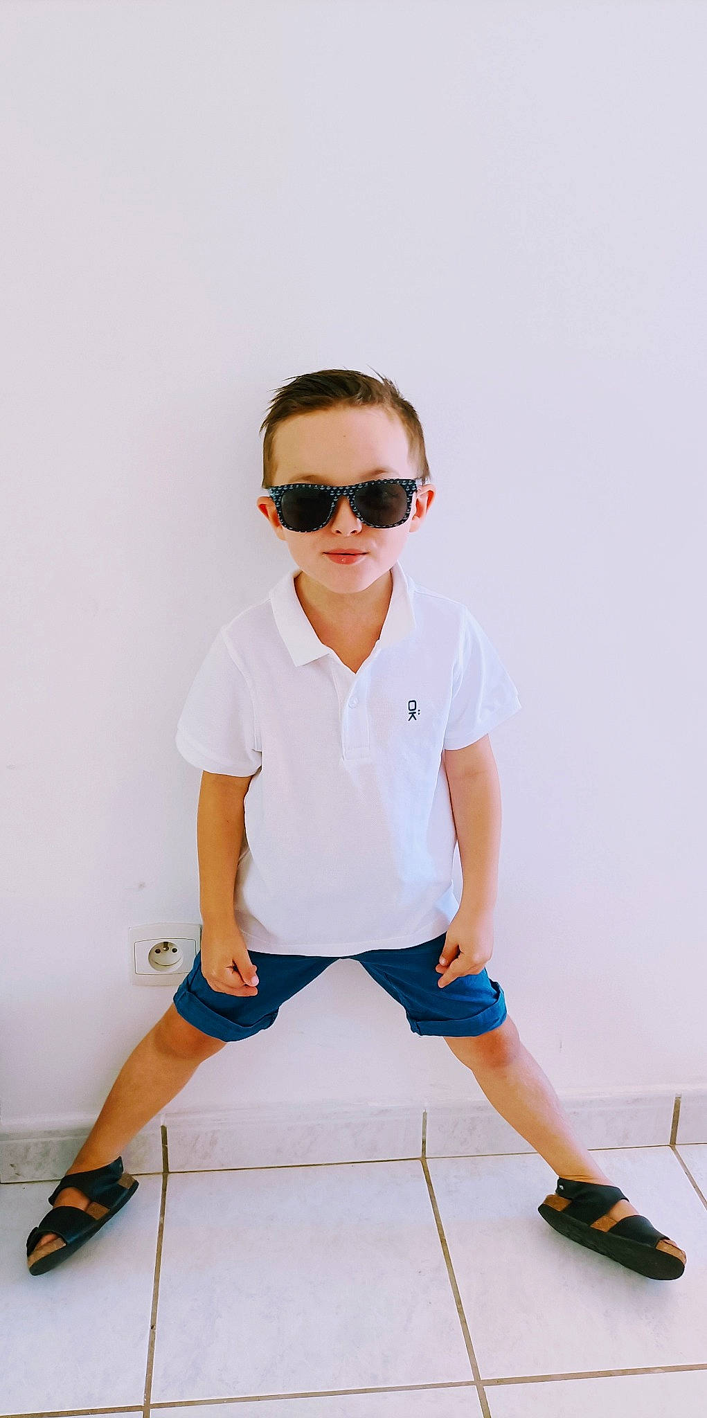 Enzo a rejoint le concours — aidez-le/la à gagner de superbes lots ! blazer, collar, cool, dress_shirt, eyewear, fashion, fashion_design, footwear, goggles, joint, knee, leg, neck, person, sleeve, sportswear, sunglasses, t_shirt, thigh, vision_care