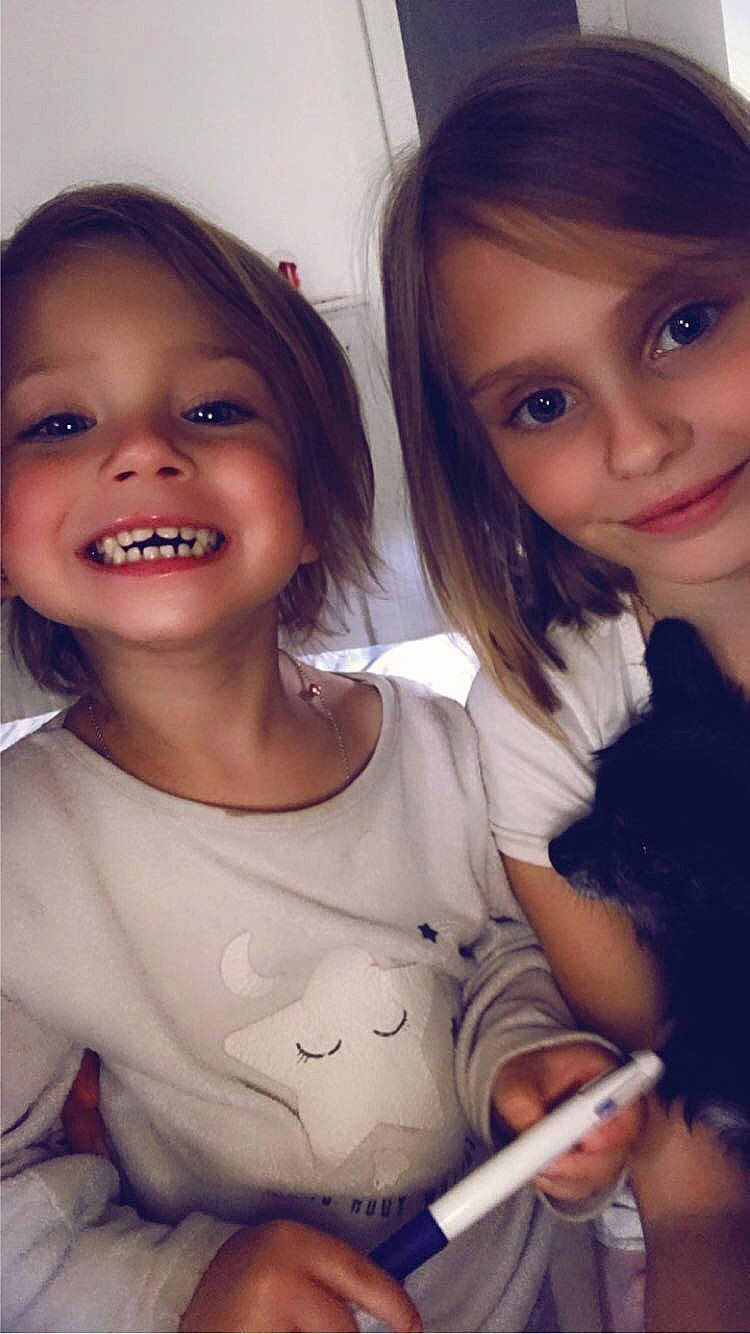 Jessy a rejoint le concours — aidez-le/la à gagner de superbes lots ! arm, cheek, chin, doll, eye, eyebrow, eyelash, face, facial_expression, forehead, hair, head, iris, joint, joy, lip, mouth, nose, organ, person