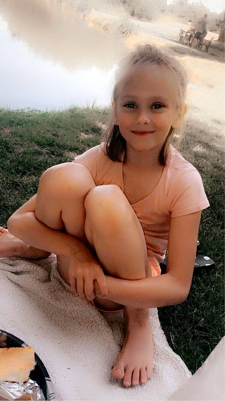 Jessy participe au concours pour gagner de l'argent avec cette photo : chest, cool, elbow, flash_photography, grass, hair, hairstyle, happy, joint, joy, knee, leg, muscle, people_in_nature, person, shorts, shoulder, skin, smile, summer