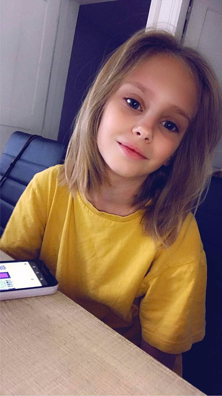 Jessy a rejoint le concours — aidez-le/la à gagner de superbes lots ! brown_hair, cheek, child, communication_device, eyebrow, eyelash, fun, gadget, iris, joy, long_hair, netbook, office_equipment, people, person, reading, sitting, smile, t_shirt, table