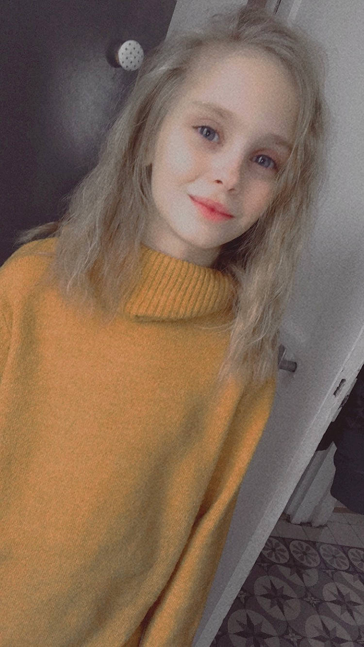 Jessy a rejoint le concours — aidez-le/la à gagner de superbes lots ! cheek, dress, eye, eyebrow, eyelash, face, flash_photography, forehead, hair, hairstyle, head, iris, jaw, joy, lip, nose, person, skin, sleeve, smile