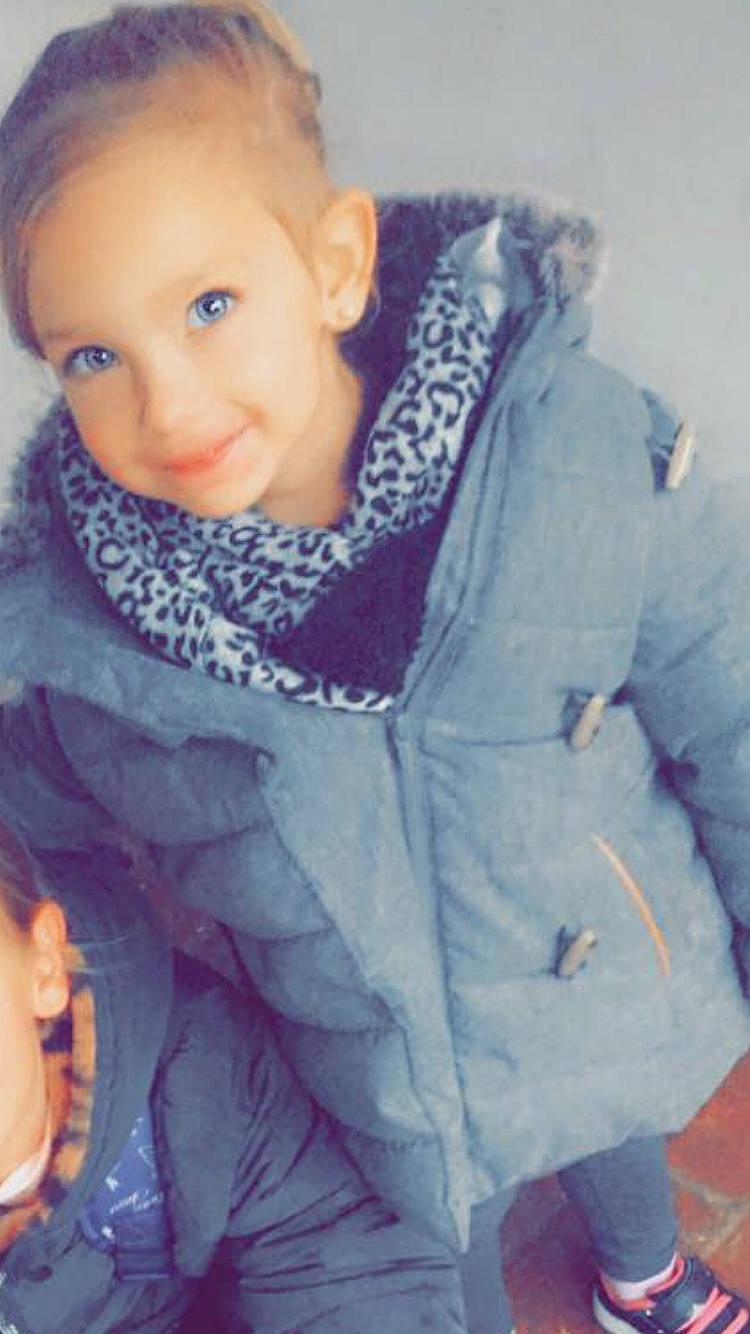 Jade a rejoint le concours — aidez-le/la à gagner de superbes lots ! baby_toddler_clothing, comfort, electric_blue, gesture, happy, iris, joy, neck, pattern, person, pink, purple, scarf, shawl, shoulder, skin, sleeve, smile, stole, textile