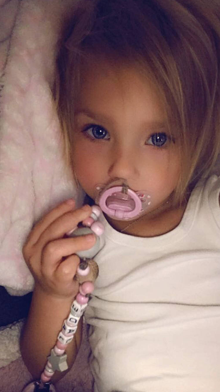 Jade participe au concours pour gagner de l'argent avec cette photo : baby, baby_toddler_clothing, cheek, drinkware, ear, eyelash, finger, gesture, hand, happy, iris, jaw, lip, mouth, nail, nose, person, pink, skin, toddler
