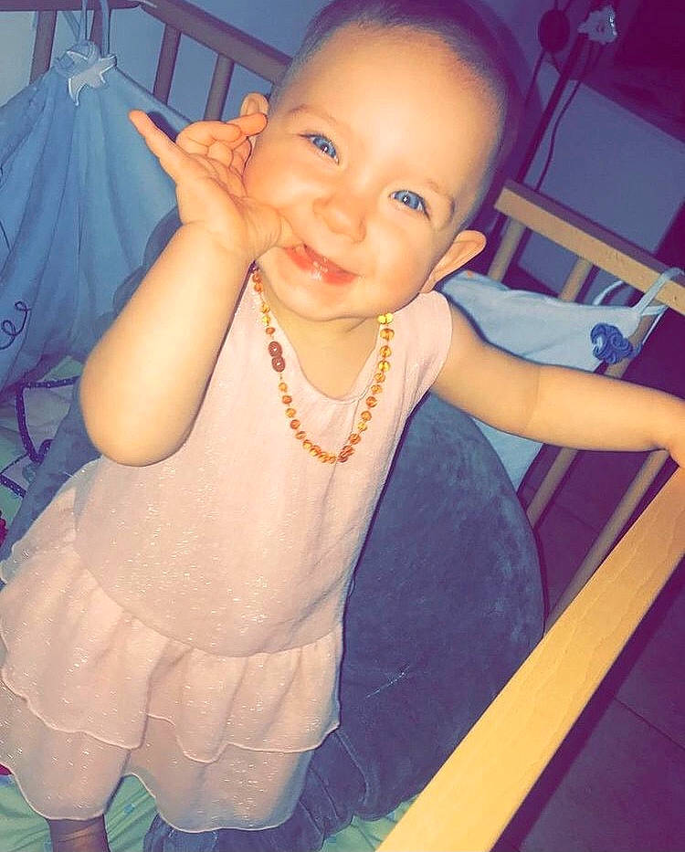 Jade a rejoint le concours — aidez-le/la à gagner de superbes lots ! baby_toddler_clothing, blue, chest, chin, cool, eyebrow, finger, flash_photography, gesture, happy, iris, joy, mouth, neck, nose, organ, person, skin, sleeve, smile