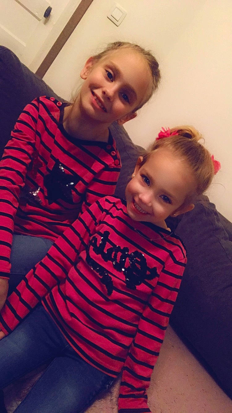 Jade a rejoint le concours — aidez-le/la à gagner de superbes lots ! cheek, chin, comfort, couch, eye, face, facial_expression, hair, hairstyle, happy, head, human_body, joint, joy, mouth, neck, organ, person, shoulder, skin