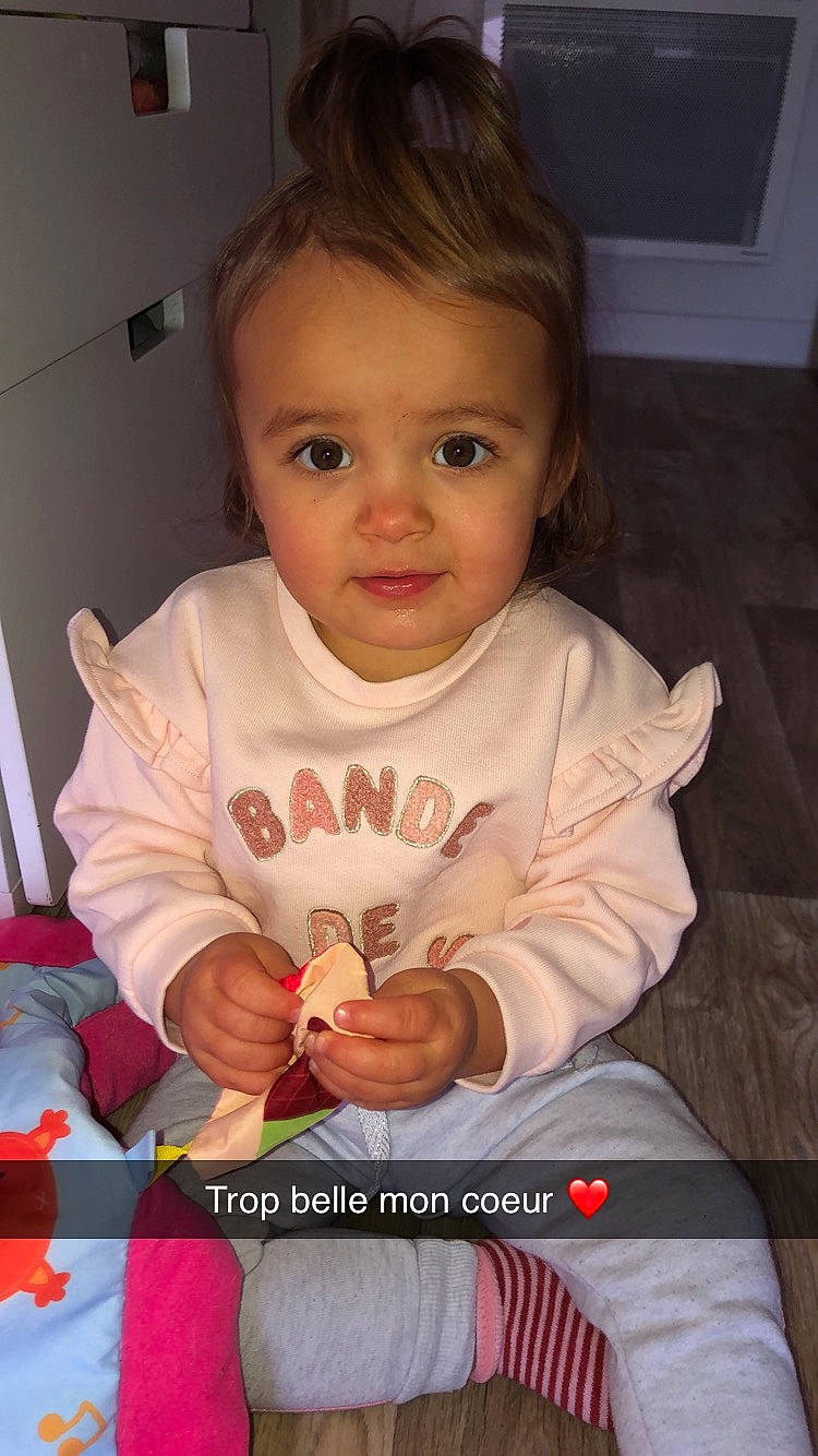 Angelina a rejoint le concours — aidez-le/la à gagner de superbes lots ! baby, baby_toddler_clothing, cheek, child, eye, face, flooring, fun, gesture, hand, happy, head, iris, lip, nose, person, sitting, skin, sleeve, thumb