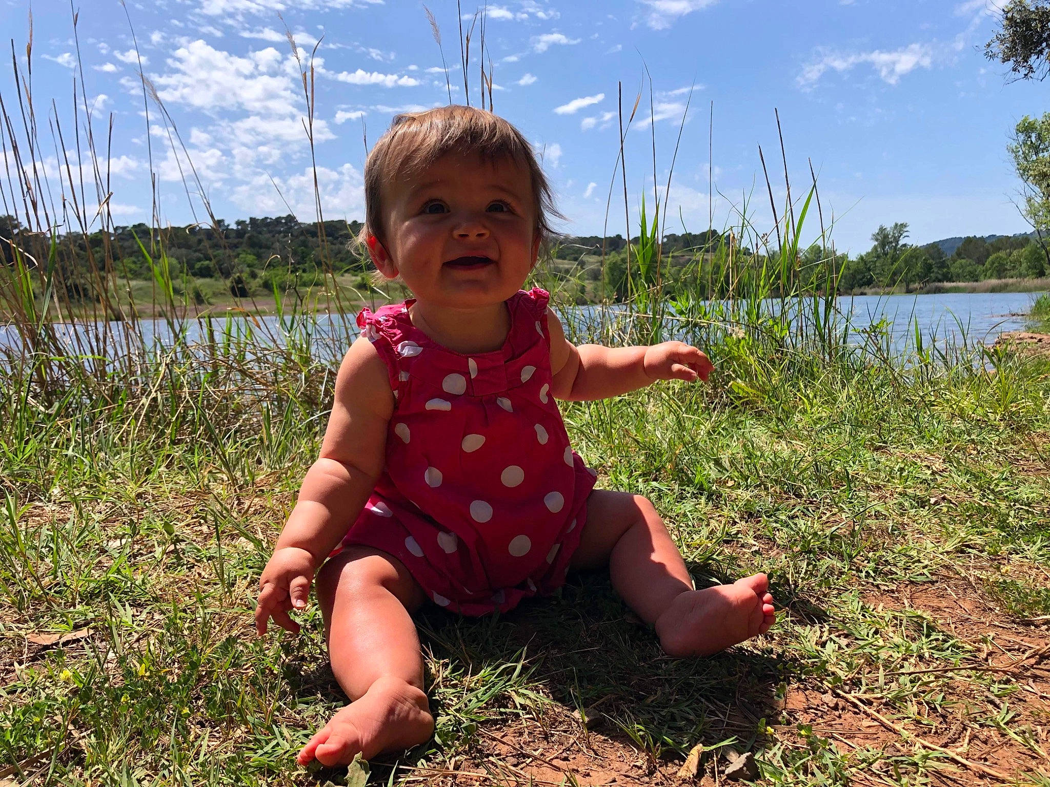 Angelina a rejoint le concours — aidez-le/la à gagner de superbes lots ! adaptation, baby, baby_toddler_clothing, cloud, dress, fun, grass, grass_family, happy, lake, leisure, nature, people_in_nature, person, plant, sky, smile, summer, toddler, tree