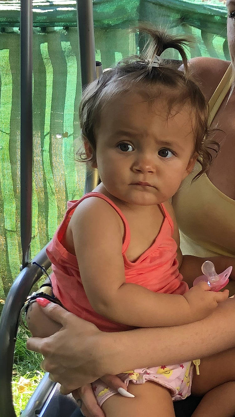 Angelina participe au concours pour gagner de l'argent avec cette photo : baby_toddler_clothing, cheek, chin, eye, eyelash, fun, grass, green, hairstyle, happy, human_body, iris, leisure, lip, mouth, nose, person, pink, skin, summer