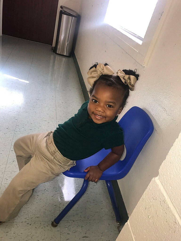 Carlei is registered to the contest to win money with this photo: balance, elbow, electric_blue, floor, flooring, fun, happy, human_leg, joint, joy, knee, leg, leisure, person, sleeve, smile, sportswear, standing, t_shirt, thigh