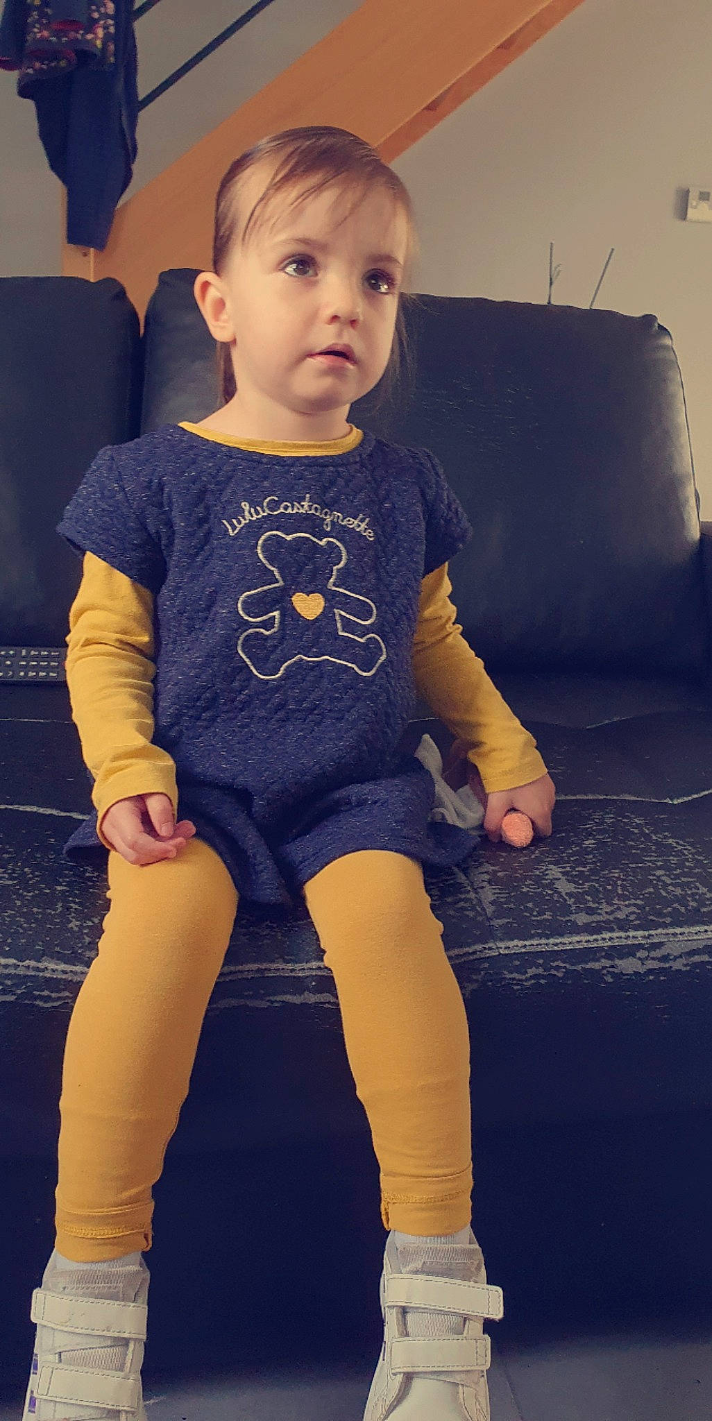 Luna participe au concours pour gagner de l'argent avec cette photo : baby_toddler_clothing, black, eye, face, fashion, hair, hairstyle, head, human_body, joint, knee, leg, lip, neck, organ, person, shoulder, skin, sleeve, standing