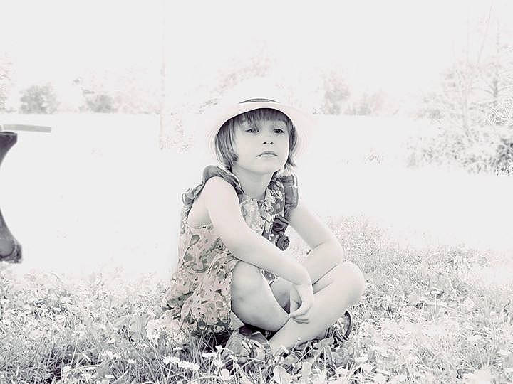 Coleen a rejoint le concours — aidez-le/la à gagner de superbes lots ! beauty, black_and_white, headwear, human_positions, monochrome, monochrome_photography, photo_shoot, photograph, photography, portrait_photography, season, sitting, snow, spring, weather, white, winter