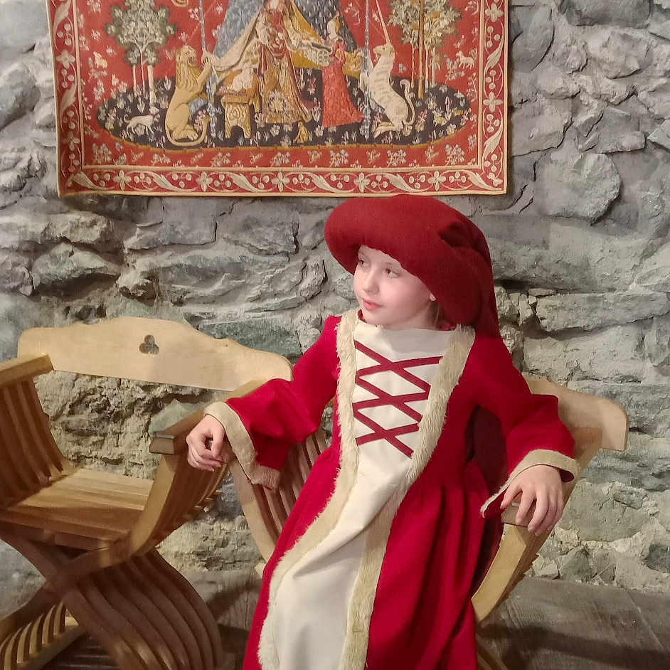 Angélique participe au concours pour gagner de l'argent avec cette photo : accessories, adult, art, clothing, coat, costume, dress, face, fashion, female, furniture, hat, head, homedecor, ornament, person, photography, portrait, tapestry, woman