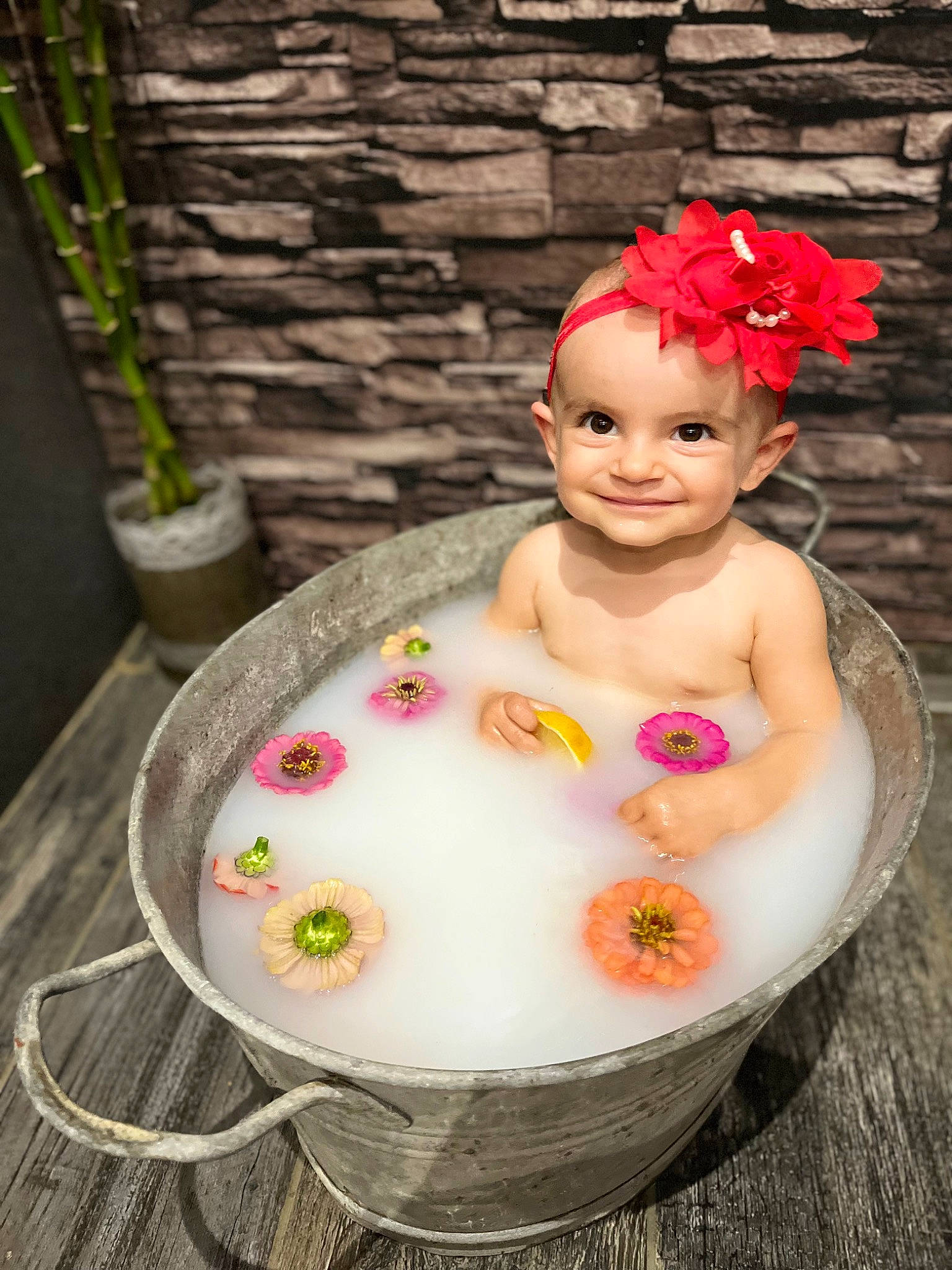 Giulia a rejoint le concours — aidez-le/la à gagner de superbes lots ! baby, baby_bathing, baby_products, bathing, cheek, face, facial_expression, flowerpot, fun, happy, headgear, headpiece, headwear, jewellery, joy, lip, person, petal, pink, plant