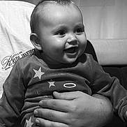 Théa a rejoint le concours — aidez-le/la à gagner de superbes lots ! adult_hand, baby, black_and_white, candid, child, clothing, cozy, cute, face, hand, happy, indoor, infant, joy, love, person, portrait, sitting, smile, stars