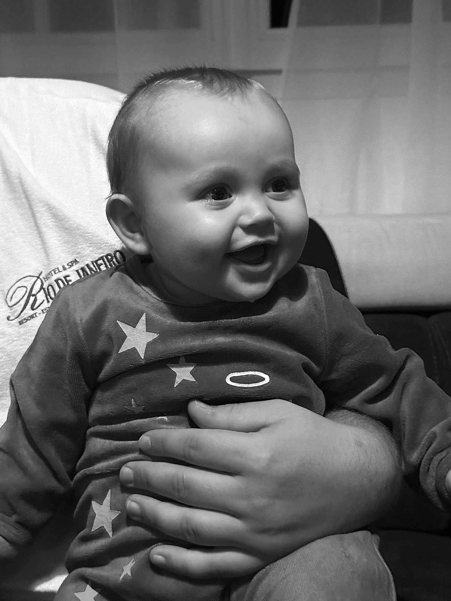 Théa a rejoint le concours — aidez-le/la à gagner de superbes lots ! adult_hand, baby, black_and_white, candid, child, clothing, cozy, cute, face, hand, happy, indoor, infant, joy, love, person, portrait, sitting, smile, stars