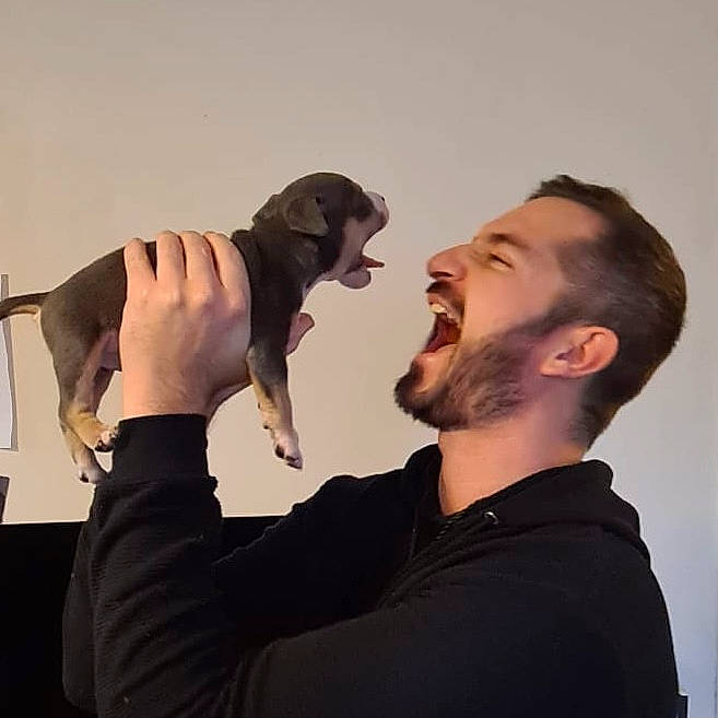 Star a rejoint le concours — aidez-le/la à gagner de superbes lots ! arm, audio_equipment, beard, ear, elbow, event, eyewear, facial_hair, fun, gesture, interaction, jaw, mammal, microphone, moustache, neck, outerwear, shoulder, t_shirt, wrist