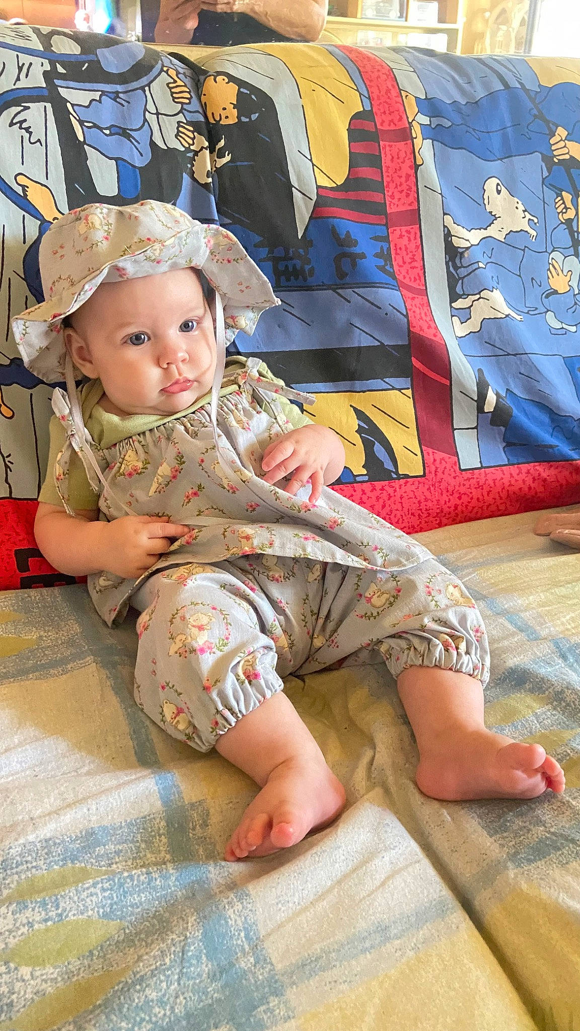 Prunille participe au concours pour gagner de l'argent avec cette photo : baby, baby_toddler_clothing, barefoot, child, comfort, fashion_accessory, flooring, foot, fun, happy, hat, headwear, human_leg, leisure, pattern, person, room, sitting, skin, sock