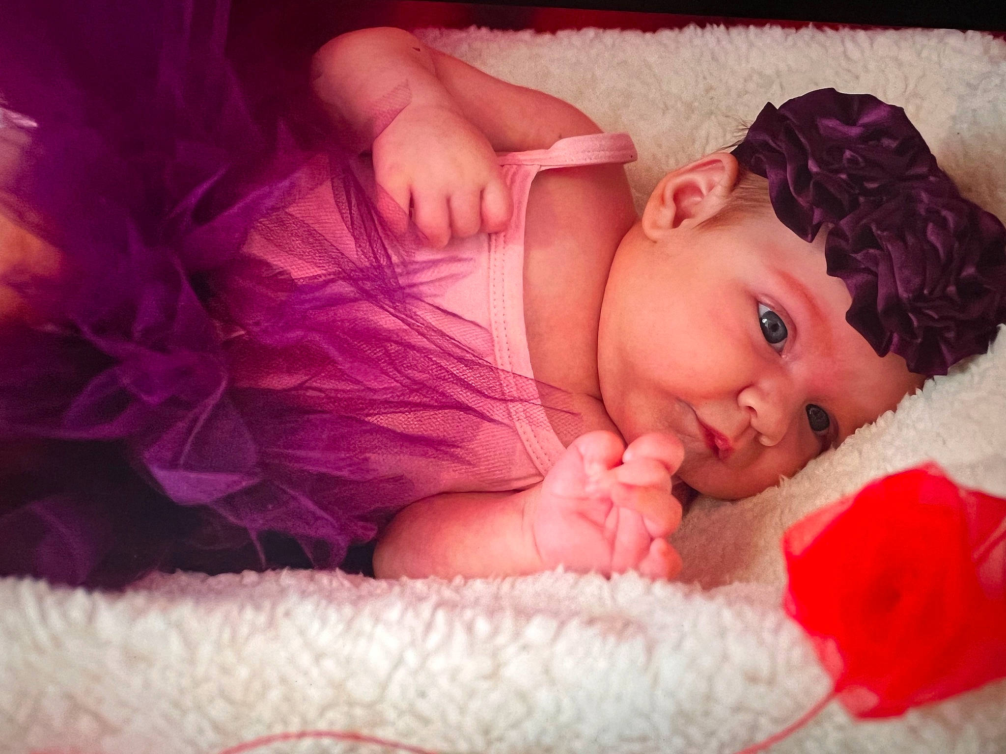 Prunille participe au concours pour gagner de l'argent avec cette photo : arm, baby, baby_sleeping, comfort, eyebrow, eyelash, finger, hand, happy, head, headgear, headpiece, headwear, linens, lip, magenta, person, pink, red, skin