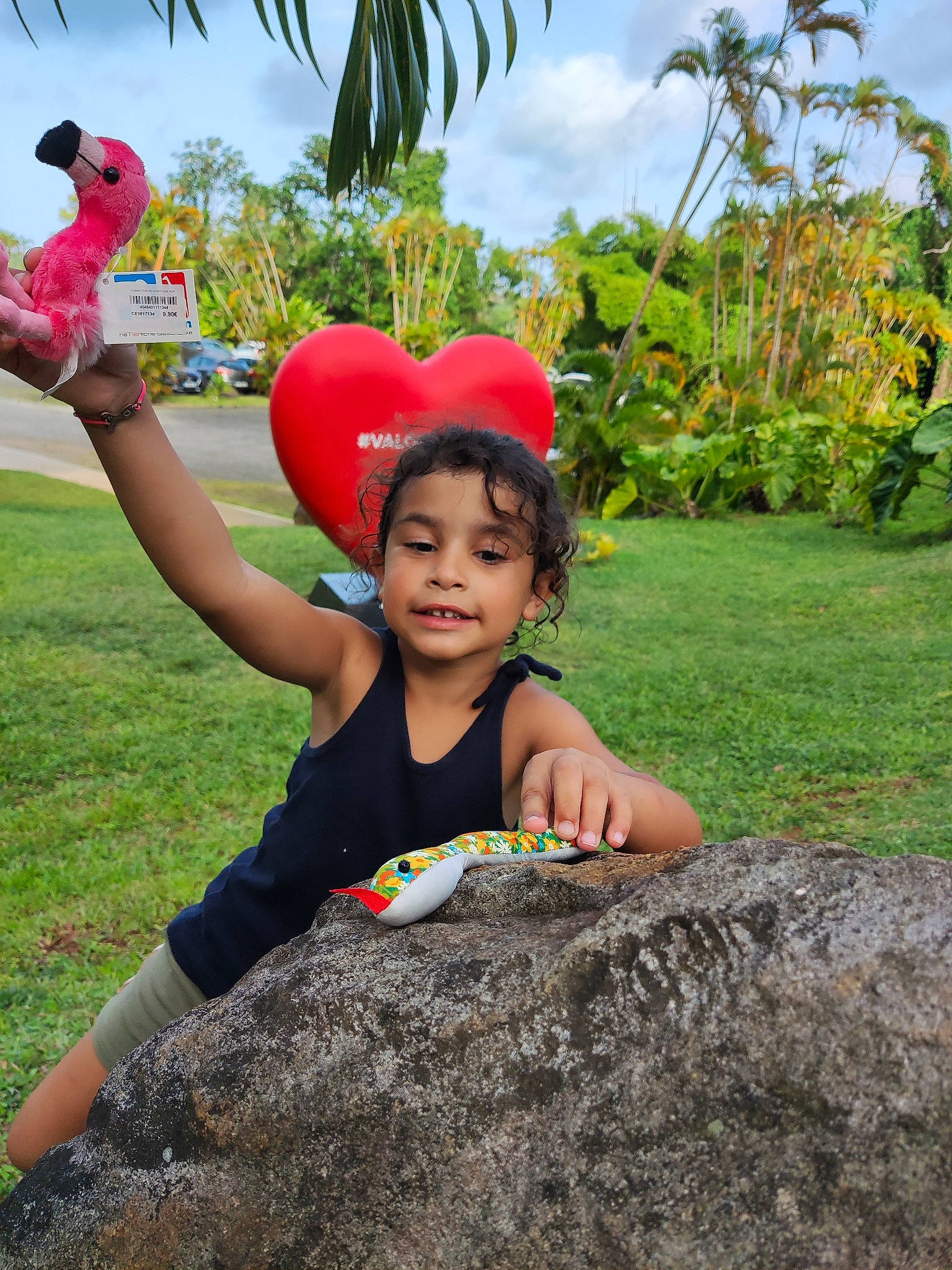 Moana a rejoint le concours — aidez-le/la à gagner de superbes lots ! balloon, botany, child, cloud, fun, grass, happy, hat, joy, landscape, leaf, leisure, people_in_nature, person, plant, recreation, sky, smile, soil, toddler
