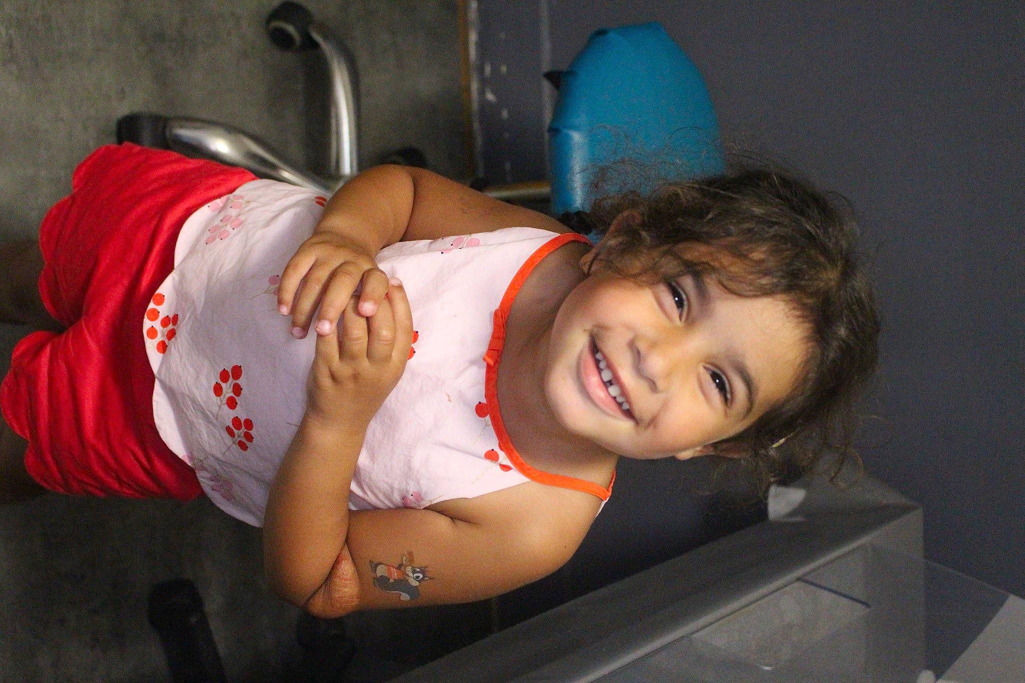 Moana a rejoint le concours — aidez-le/la à gagner de superbes lots ! black_hair, chest, child, chin, elbow, eye, flash_photography, fun, happy, human_leg, joy, lip, mouth, nose, person, room, shoulder, smile, t_shirt, thigh