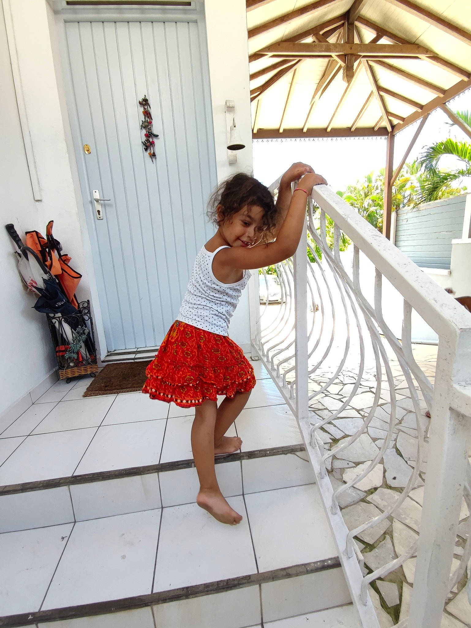 Moana participe au concours pour gagner de l'argent avec cette photo : barefoot, beauty, child, dress, event, floor, flooring, foot, fun, house, human_leg, joy, leisure, pattern, person, plant, sandal, thigh, toddler, vacation
