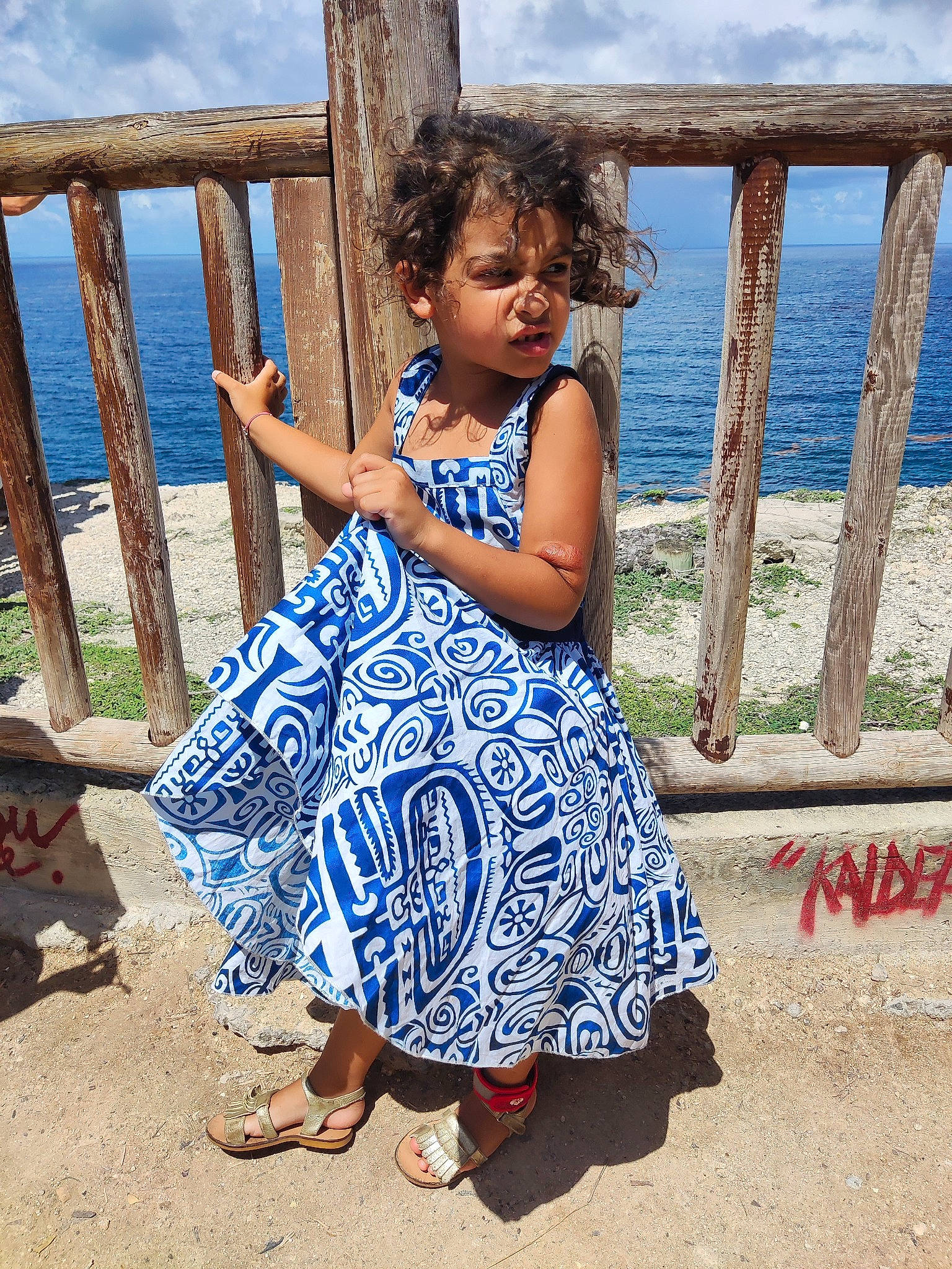 Moana a rejoint le concours — aidez-le/la à gagner de superbes lots ! azure, baby_toddler_clothing, blue, child, day_dress, electric_blue, event, fence, fun, hairstyle, happy, leisure, pattern, people_in_nature, person, sandal, sky, toddler, travel, waist