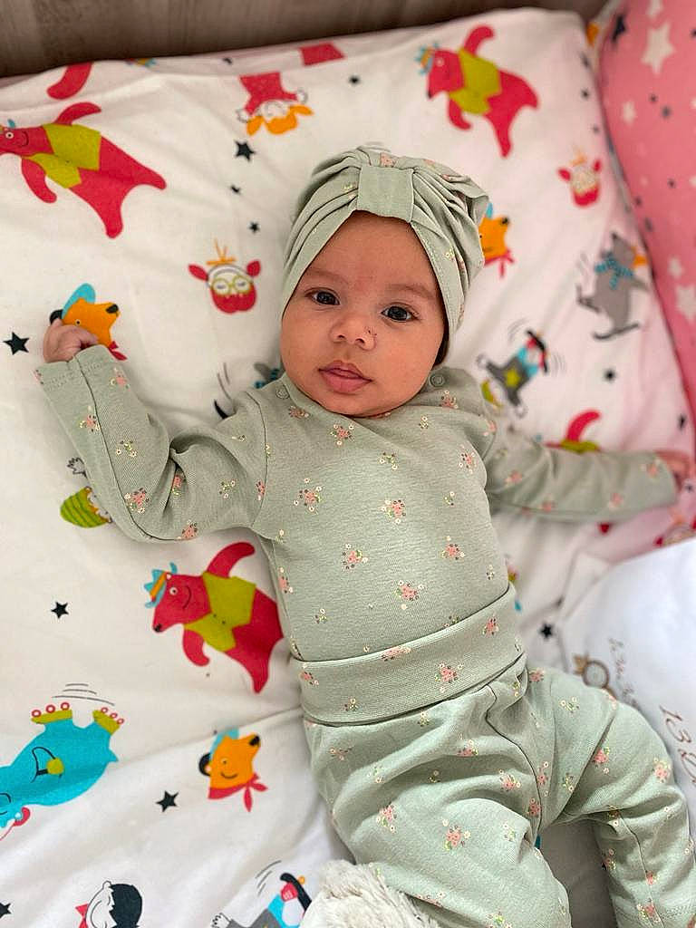 Lilyana a rejoint le concours — aidez-le/la à gagner de superbes lots ! baby, baby_products, baby_toddler_clothing, carmine, cheek, child, comfort, eye, face, facial_expression, fun, happy, headwear, linens, pattern, person, pink, room, skin, sleeve