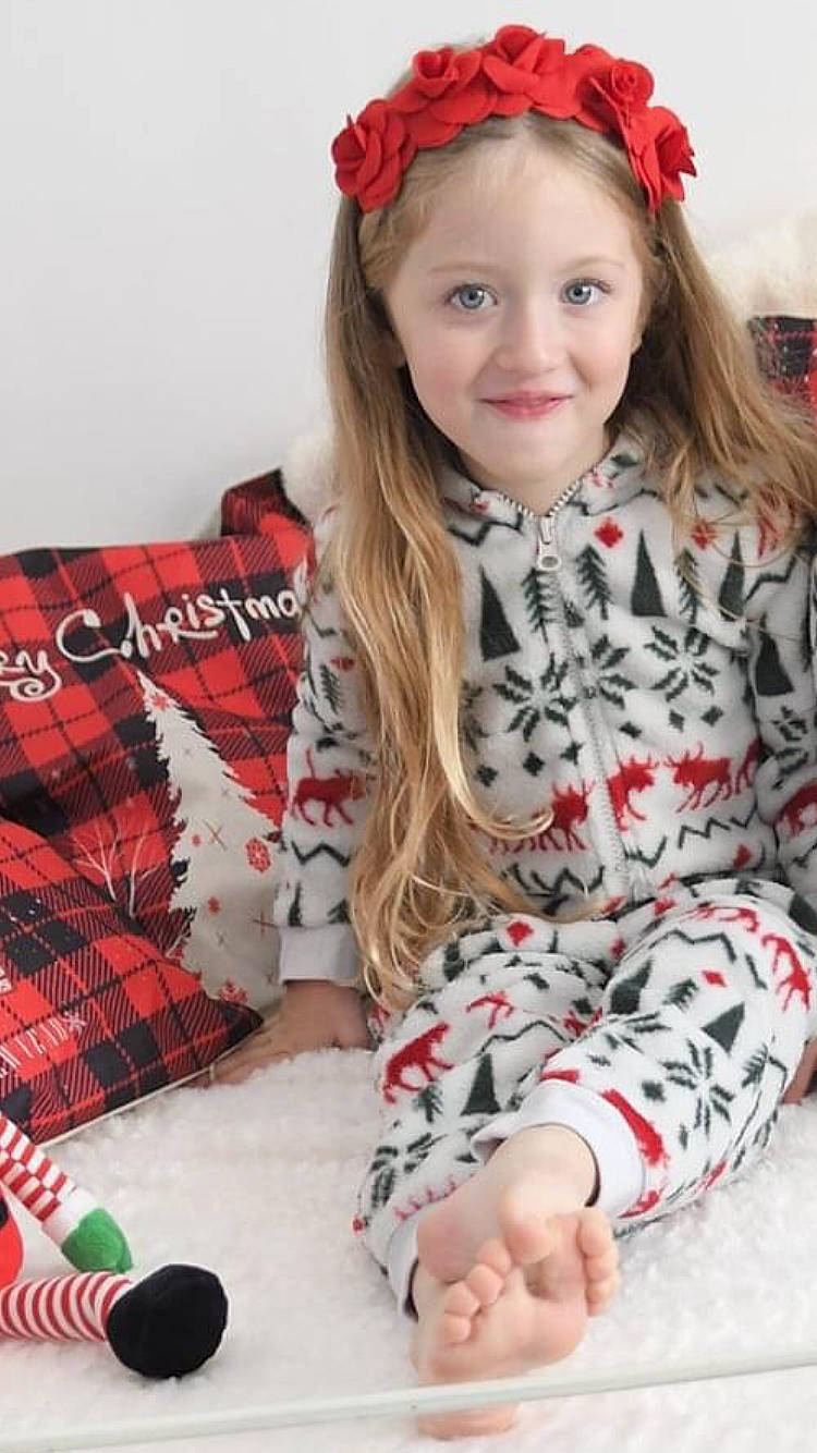 Leana participe au concours pour gagner de l'argent avec cette photo : child, christmas, clothing, event, facial_expression, happy, human_body, joy, lap, pattern, people, person, plaid, red, skin, sleeve, smile, snapshot, tartan, textile