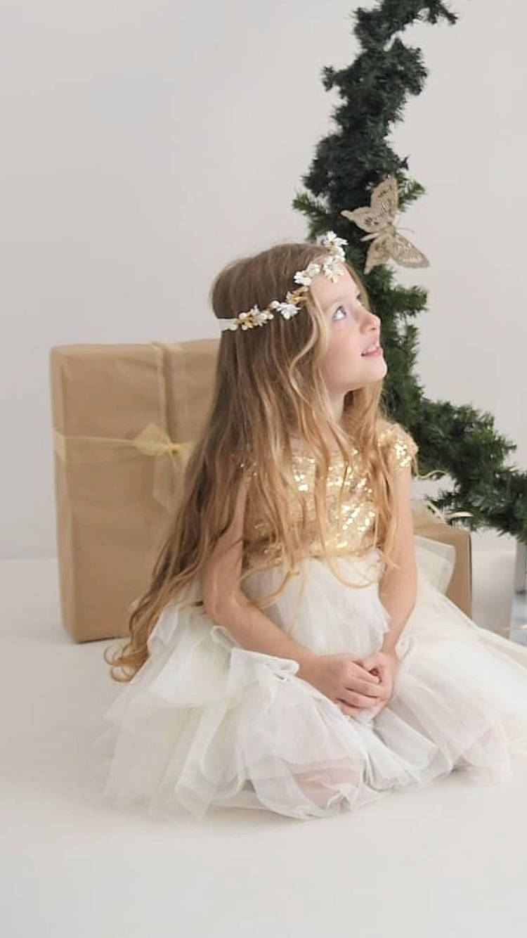 Leana a rejoint le concours — aidez-le/la à gagner de superbes lots ! bridal_accessory, bridal_clothing, bridal_party_dress, bride, dress, embellishment, fashion_design, flash_photography, formal_wear, gown, hair, happy, headgear, headpiece, jewellery, long_hair, person, plant, tiara, wedding_ceremony_supply